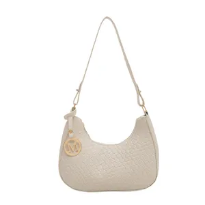 Schicke beige gewebte Schultertasche in Halbmondform mit goldenem Anhänger und Reißverschluss