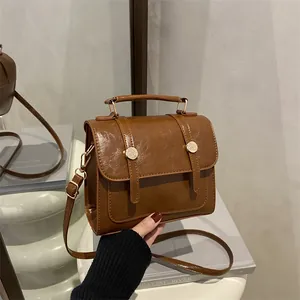 Sac à main rétro caramel avec fermoir doré et bandoulière réglable pour femmes
