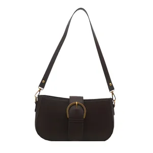 Sac sous le bras rétro marron foncé minimaliste avec garniture en bronze vintage sur blanc