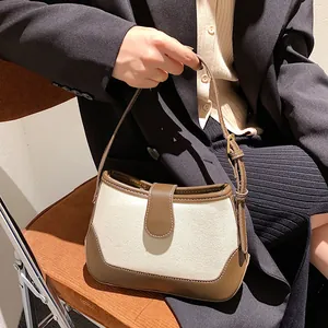 Sac bandoulière rétro en toile et cuir marron avec surpiqûres blanches contrastées