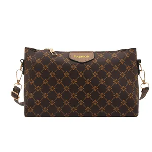 Klassische dunkelbraune Umhängetasche mit Muster, Gold-Hardware und Fashion-Label