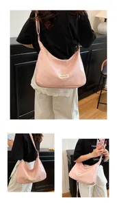 Detail van roze hobo tas met grote capaciteit en verstelbare riem en mode label