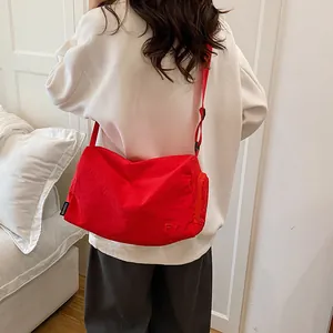 Grand sac messager en nylon rouge pour femme avec broderie et bandoulière réglable