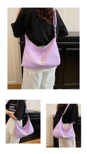 Detailweergave van paarse grote hobo-tas met modelabel en bijpassende zachte schouderband