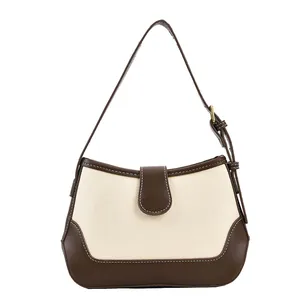 Sac sous les bras rétro en toile et cuir marron avec surpiqûres blanches sur blanc