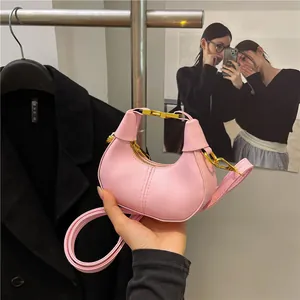 Sac Bandoulière Mini Croissant de Lune pour Femmes Mode Cuir PU Chaîne Sac à Main Élégant Tendance de Rue Petite Pochette Épaule