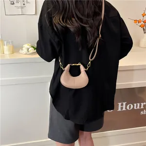 Petit sac bandoulière demi-lune beige minimaliste avec chaîne et bandoulière réglable