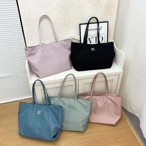 Grands sacs cabas en nylon pour femmes disponibles en cinq couleurs pour le bureau et l'école