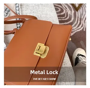 Detailaufnahme einer braunen Vintage-Ledertasche mit luxuriöser goldener Metallschnalle
