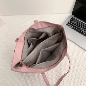Grand sac cabas en nylon rose avec compartiments intérieurs organisés pour le quotidien