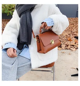 Braune Vintage Leder Umhängetasche mit goldenem Metallverschluss zum Herbst-Winter-Outfit