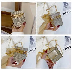 Détails du mini sac coffret en strass avec bordure dorée et bandoulière en chaîne