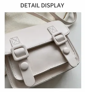 Detailopname van beige crossbodytas van kunstleer met klep en fijne stiksels