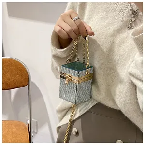 Détail d'un mini sac argenté scintillant avec chaîne dorée et fermoir élégant