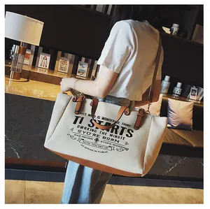 Detailansicht des braunen Lederbodens und Vintage-Aufdrucks der Canvas-Tasche