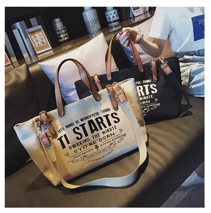 Details von beigen und schwarzen Canvas-Taschen mit Ledergriffen und Schultergurten