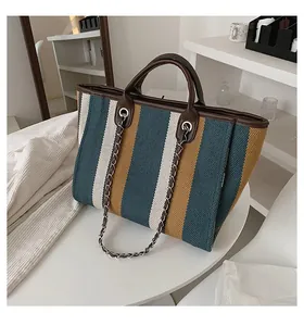 Dettaglio della trama in tela e del motivo a righe vintage sulla borsa tote