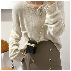 Détail d'un mini sac bandoulière noir en strass avec un fermoir doré en tête de panthère