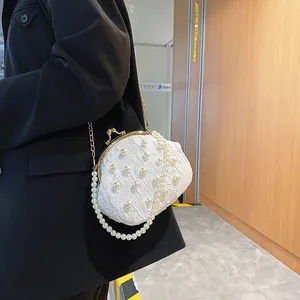 Λευκή τσάντα φάκελος με πέρλες, σχήμα κοχυλιού και vintage χρυσό κούμπωμα για βραδινές εμφανίσεις
