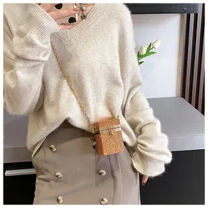 Vue détaillée du mini sac bandoulière étincelant en strass avec finition orange doré