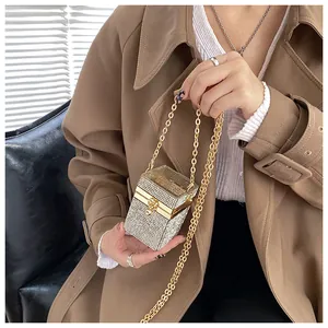 Détail d'un mini sac boîte de luxe avec chaîne dorée et cristaux brillants sertis