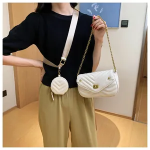 Witte gewatteerde crossbodytas met gouden ketting en brede riem met mini portemonnee