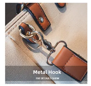 Detailaufnahme des polierten silbernen Metallhakens und Lederbesatzes einer Canvas-Tasche