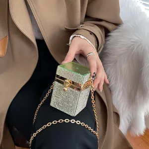 Mini sac de soirée en strass argentés avec dessus transparent vert et chaîne dorée