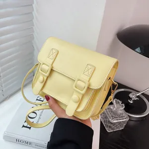 Lichtgele vierkante crossbodytas met Cambridge-stijl gespen en dunne riem