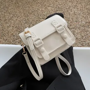 Vintage crèmewitte crossbody tas met dubbele gespen en gouden metalen details voor dames