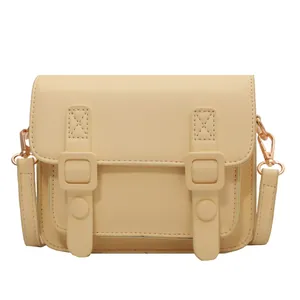 Beige crossbodytas van PU-leer met dubbele gespen en luxe roségouden metalen delen