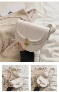 Λεπτομέρεια της off-white τσάντας σέλας από δέρμα PU με χρυσό κούμπωμα και λεία υφή