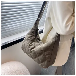 Nahaufnahme der khakifarbenen Hobo-Tasche aus Nylon mit Rautensteppung und Gurt