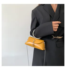 Détail du sac jelly jaune gingembre avec poignée en perles et garniture en métal V