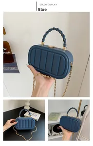 Détails du sac à main boîte bleu avec texture en relief et bandoulière chaîne dorée