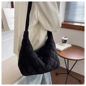 Makro-Detail der schwarzen Stepptasche mit klassischer Rautensteppung und Textur