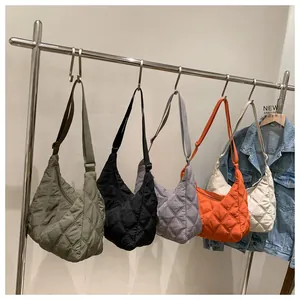 Verschiedene gesteppte Nylon-Halbmondtaschen am Ständer mit verstellbaren Riemen