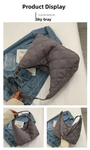 Detailaufnahme der himmelgrauen Stepptasche mit Fokus auf Stoffstruktur und Gurt