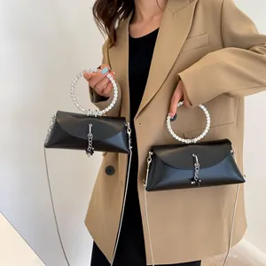 Sac à main noir tendance avec poignée ronde sertie de diamants et bandoulière chaîne