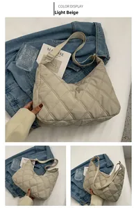 Detailansicht der hellbeigen gesteppten Hobo-Tasche mit verstellbarem Schultergurt