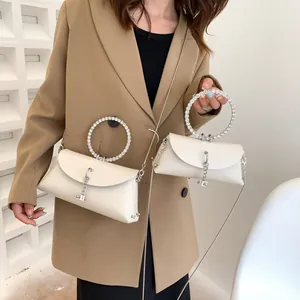 Sac à main blanc en cuir avec poignée anneau strass et bandoulière chaîne argent