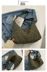 Detail der olivgrünen gesteppten Hobo-Tasche mit Nylon-Textur und Schultergurt