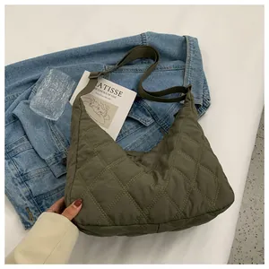 Detail der armee-grünen gesteppten Hobo-Tasche mit Rautenmuster und verstellbarem Gurt