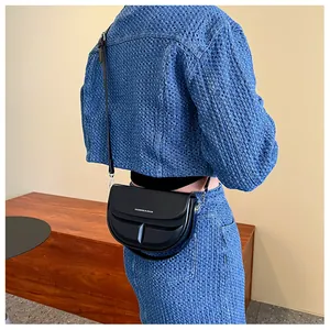 Detail der schwarzen Satteltasche mit weißem FASHION & BAGS Schriftzug und Lederriemen