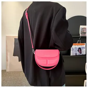 Detail einer leuchtend rosa Satteltasche mit T-Relief und Fashion & Bags Prägung