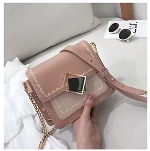 Détail du sac bandoulière rose en cuir PU avec chaîne dorée et broderie d'épis d'or