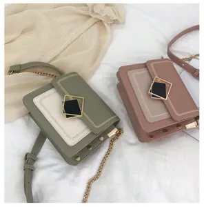 Détail du sac bandoulière avec boucle carrée, surpiqûres épi et bandoulière chaîne