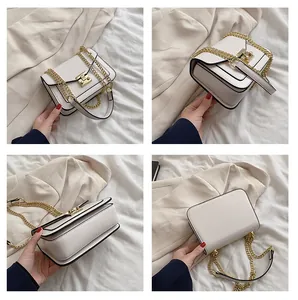 Detalles del bolso bandolera blanco crema con hebilla metálica y acabado de bordes negros
