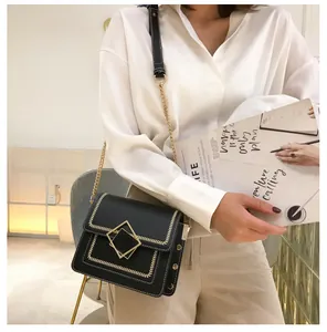 Détail du sac bandoulière noir avec broderie blé dorée et fermoir en métal diamant