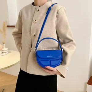 Blaue halbrunde Sattel-Umhängetasche mit geometrischem Relief und verstellbarem Gurt